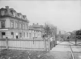Järnvägsövergången vid Vaksalagatan, kvarteret Siv, Uppsala 1901 - 1902