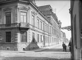 Dragarbrunnsgatan mot öster från Smedsgränd, Uppsala 1901 - 1902