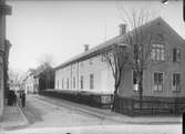 Dragarbrunnsgatan - S:t Olofsgatan, kvarteret Toven, Dragarbrunn, Uppsala 1901 - 1902. I förgrunden Prins Gustafs folkskola