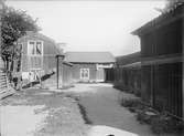 Gårdsinteriör, Skolgatan 43, kvarteret Örtedalen, Uppsala 1901 - 1902