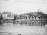 Tvättsstuga i Fyrisån, vid Jernbron över S:t Olofsgatan, Uppsala 1901 - 1902