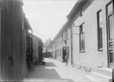 Gårdsinteriör, kvarteret Gunnar, Kålsängsgränd 9 från Dragarbrunnsgatan, Kungsängen, Uppsala 1908
