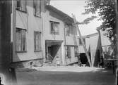 Gårdsinteriör, Övre Slottsgatan 15, kvarteret S:t Niklas, Fjärdingen, Uppsala 1908
