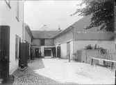 Gårdsinteriör, kvarteret Kroken, Kungsängsgatan 13, Uppsala 1908