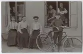 Postkort - Personalen på hattfabriken Aug. Ekströms Eftr., däribland Ragnhild Nyman samt Thorvald och Maria Petersén, samlade utanför fabriken på Svartbäcksgatan 8, Uppsala, 1907