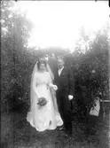 Brudpar - Henning Lundin med hustru, sannolikt Funbo socken, Uppland, före 1929