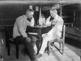 Två militärer spelar schack omkring 1908 - 1909