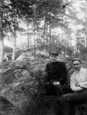 Tilda Hållinder och Josef Ärnström i skogen, sannolikt Hållnäs socken, Uppland 1910