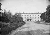 Uppsala universitetsbibliotek och Carolinabacken, Drottninggatan, Uppsala, sannolikt 1860-tal