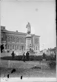 Reprofotografi - Universitetshuset med Geijerstatyn i förgrunden, Uppsala, sannolikt 1890-tal