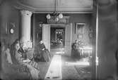 Rummet innanför salen i ombudsman Deurells hem, Dragarbrunnsgatan 46, Uppsala 1890
