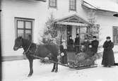 Slädspann framför bostadshus, Skalunda, Västergötland januari 1907