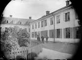 Samtalande män, Grillska gården, Trädgårdsgatan 16, Uppsala före 1914