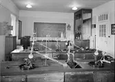 Laboratorium vid Uppsala universitet eller Katedralskolan i Uppsala, juli 1947