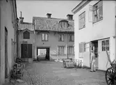 Gårdsinteriör, stadsdelen Dragarbrunn, Uppsala mars 1946