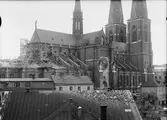 Uppsala domkyrka med byggnadsställning 1938