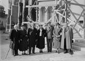 Byggmästaren Anders Diös med grupp framför Uppsala domkyrka 1938