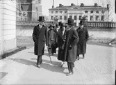 Kronprinsparet Gustav Adolf och Louise samt ärkebiskop Nathan Söderblom, med följe, inne på ärkebiskopsgården. Uppsala 1920-tal