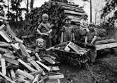 Barn hämtar ved, maj 1936. Fyra av pojkarna har likadana kläder