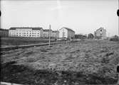 Nybyggda flerbostadshus i korsningen Botvidsgatan - S:t Olofsgatan, Uppsala 1936. I bakgrunden Höganäshöjden med bebyggelse som revs på 1940-talet