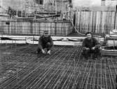 Byggnadsarbetare arbetar med armeringsjärn inför cementgjutning på bygge i Uppsala 1950
