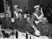 Lottor serverar hemvärnsmän kaffe på maten, Uppsala 1949