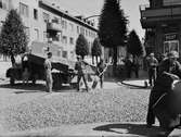 Gatuarbete i korsningen av Geijersgatan och Wallingatan, Uppsala 1946