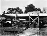 Underhåll av potatishandlare Sven Lundins segelbåt vid Upsala Segel Sällskaps varv vid Flottsund, Uppsala 1947