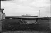 Ekolns Segelklubbs första lottbåt, sjösatt i Fyrisån, Uppsala 15 juni 1923