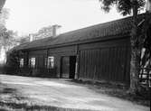 Stuga och portlider hos Dahlströms, Skälby, Vaksala socken, Uppland sannolikt 1920-tal