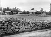 Gårdsmiljö med åker och stenmur, Hållnäs socken, Uppland, sannolikt 1920-tal