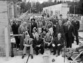 Grupporträtt  - kvinnor och män på bygge, sannolikt i Uppsala, 1948