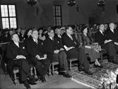 Statsminister Tage Erlander samt kronprinsparet Gustav Adolf och Louise vid Uppsala studentkårs 100-årsjubileum i Rikssalen på Uppsala slott 1949