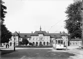 Spårvagn och Uppsala centralstation från Bangårdsgatan, Uppsala