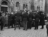 Folksamling på Kungsgatan, kvarteret Oden Ygg, Uppsala 1936