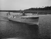 Motorbåt, sannolikt på Fyrisån, Uppsala, 1936