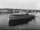 Motorbåt, sannolikt på Fyrisån, Uppsala, 1936