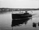 Motorbåt, sannolikt på Fyrisån, Uppsala 1936