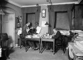 Helge Gad, Ellis Edman och Torsten Rehnström, Upsala Nya Tidnings lokaler i Oxenstiernska huset vid Riddartorget, Uppsala före 1928