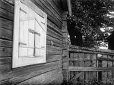 Fönsterlucka på anderstuga samt plank, Nedergården, Kunsta, Lena socken, Uppland, sannolikt 1920-tal