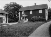 Gårdsmiljö med mangårdsbyggnad och flygelbyggnad, Röcklinge, Västerlövsta socken, Uppland, sannolikt 1920-tal