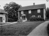 Gårdsmiljö med mangårdsbyggnad och flygelbyggnad, Röcklinge, Västerlövsta socken, Uppland, sannolikt 1920-tal