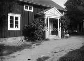 Mangårdsbyggnad med vacker förstukvist i Sävasta, Altuna socken, Uppland