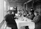 Taklagskaffe med byggmästaren Anders Diös och stadsarkitekten Gunnar Leche, kvarteret Grim, Luthagen, Uppsala 1935