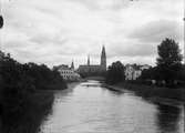 Vy från Svartbäcken mot centrala Uppsala, med Eddaspången och Uppsala domkyrka