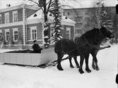 Ekipage med hästar och släde utanför Villa Isola, kvarteret Valhall, Uppsala 1939