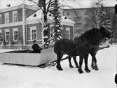 Ekipage med hästar och släde utanför Villa Isola, kvarteret Valhall, Uppsala 1939