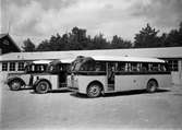 Bussar tillhörande Uppsala Centrala Omnibuss AB vid bussgarage vid Gråbergsvägen - Skogsbergsvägen, Eriksberg, Uppsala 1939