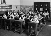 Skolklass och lärare i skolsal, Uppsala 1939