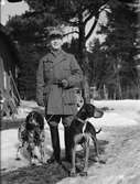 Militärklädd man med hundar, Uppland 1941